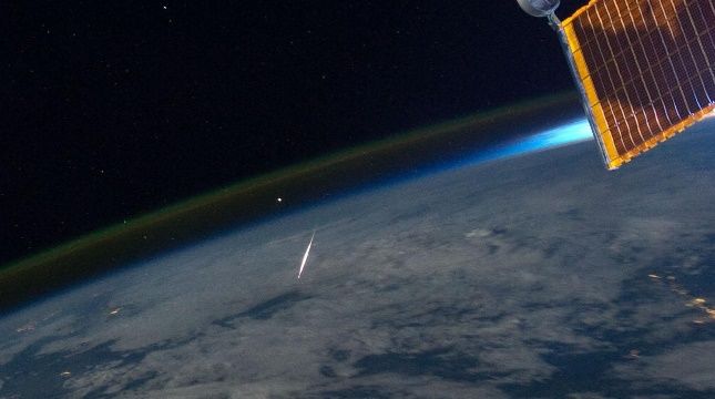 Ślad pojedynczego meteoru z roju Perseidów, sfotografowany z pokładu Międzynarodowej Stacji Kosmicznej