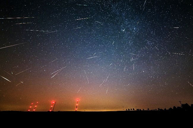 Meteory roju Perseidów z 2015 roku (złożenie komputerowe)